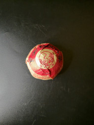 Чай шен пуер Сягуань Тэ цзи в красной коробке (2014)