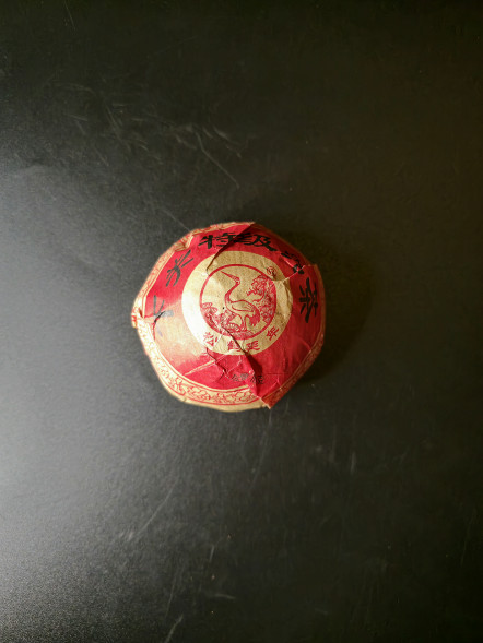 Чай шен пуер Сягуань Тэ цзи в красной коробке (2014)