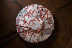 Шу пуэр с белым чаем «Выпей пуэра — взлети над суетой» — мягкий купаж Мэнхай + Бай Хао Инь Чжень