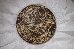 Шу пуэр с белым чаем «Выпей пуэра — взлети над суетой» — мягкий купаж Мэнхай + Бай Хао Инь Чжень