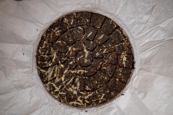 Шу пуэр и белый чай «Выпей пуэра — взлети над суетой» – купаж Мэнхай + Бай Хао Инь Чжень, 200 г