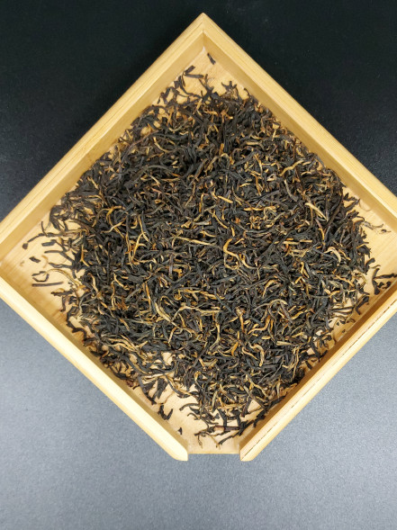 Купить красный чай Цзинь Цзюнь Мэй «Золотые брови» — премиум хун ча из Китая
