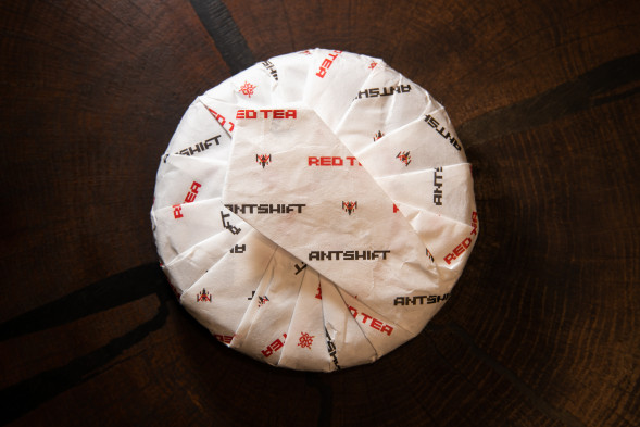 Купить красный чай-блин Дянь Хун «ХунЧилл» 200 г — хунча из Линьцана от Ant+Shift