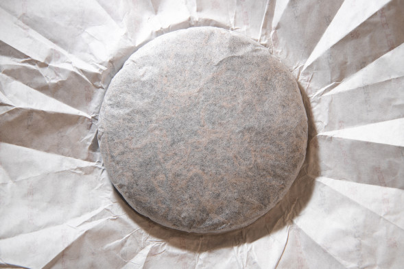 Купить красный чай-блин Дянь Хун «ХунЧилл» 200 г — хунча из Линьцана от Ant+Shift