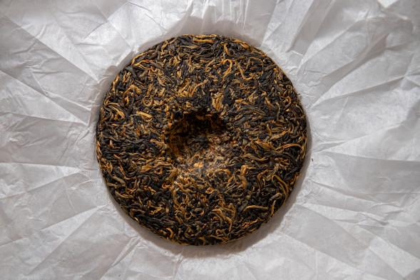 Купить красный чай-блин Дянь Хун «ХунЧилл» 200 г — хунча из Линьцана от Ant+Shift