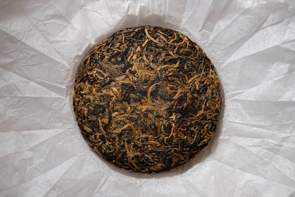 Купить красный чай-блин Дянь Хун «ХунЧилл» 200 г — хунча из Линьцана от Ant+Shift