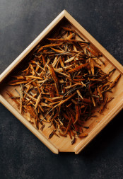 Чай красный Сунь Чжень Цзинь Я