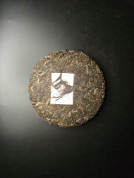 Сягуань Тэ Цзи Цин Бин 2020 — классический шэн пуэр с ароматом кураги и цветочной сладостью