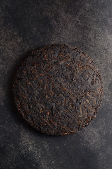 Шу пуэр У Син «Дерево» – выдержанный пуэр из Мэнхая, мягкий и глубокий вкус