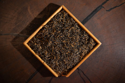 Дянь Хун Мао Фэн «Ворсистые Пики» — красный чай с характером уюта и силы