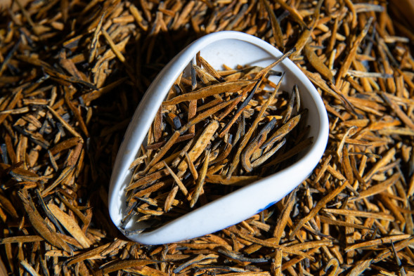 Да Цзинь Чжень — купить китайский красный чай с золотыми иглами из Юньнани