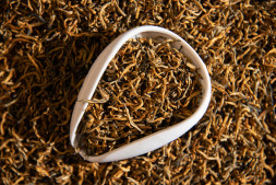 Красный чай «Золотые нити» (Дянь Хун из почек)